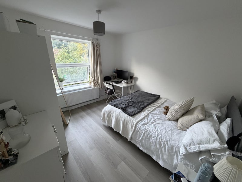 Room Sewardstone Road in Greater London