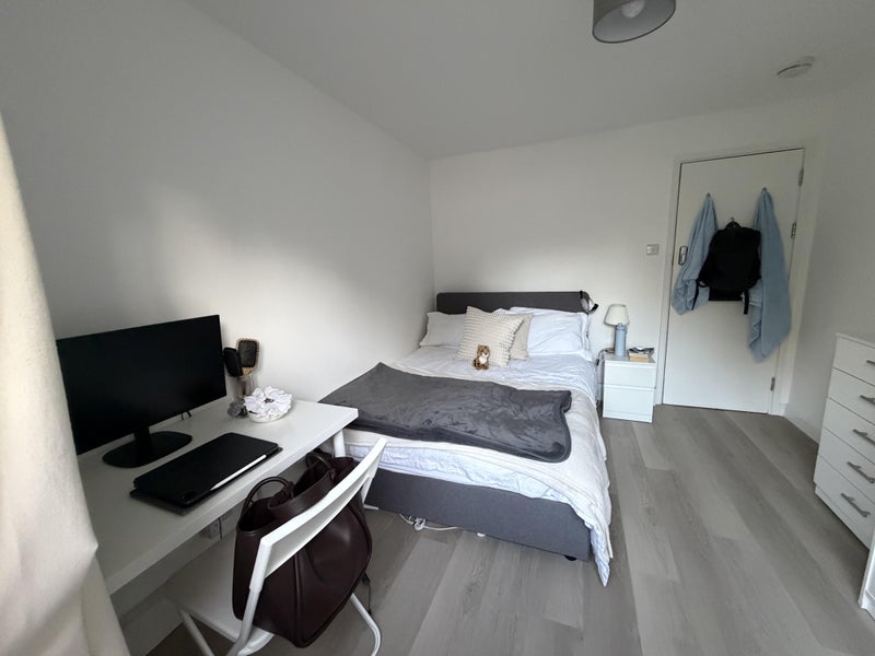 Room Sewardstone Road in Greater London