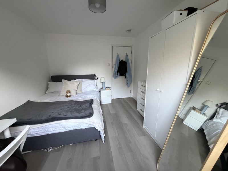 Room Sewardstone Road in Greater London