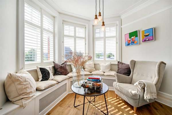 Flat Hurlingham Road in Greater London
