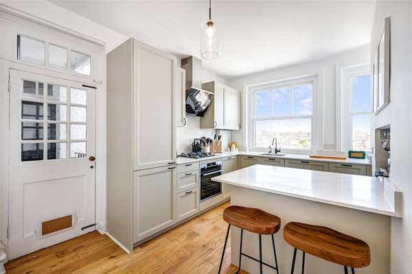 Flat Hurlingham Road in Greater London