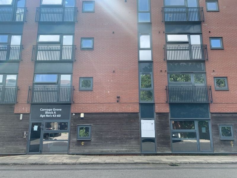 Flat Carriage Close in Hale