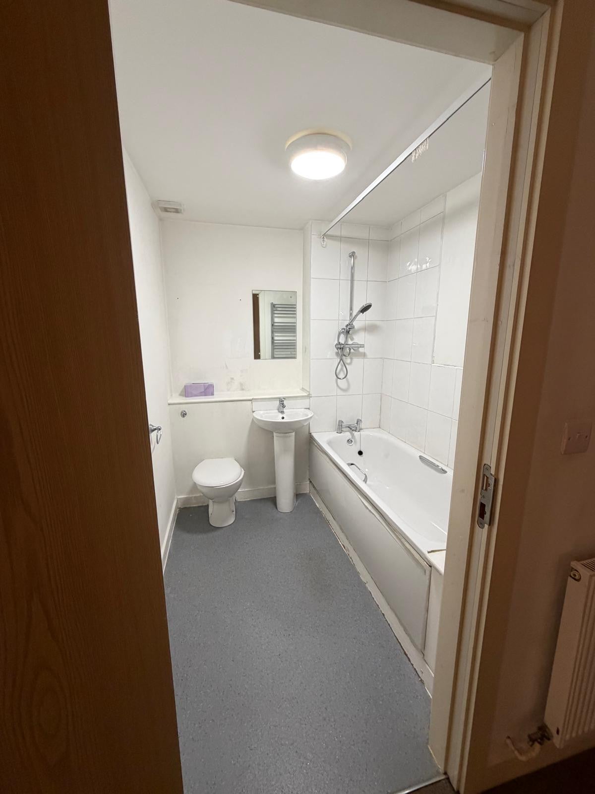 Flat Carriage Close in Hale