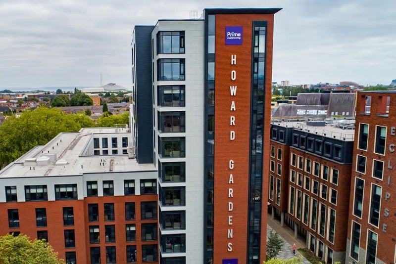 Flat Howard Gardens in Cardiff