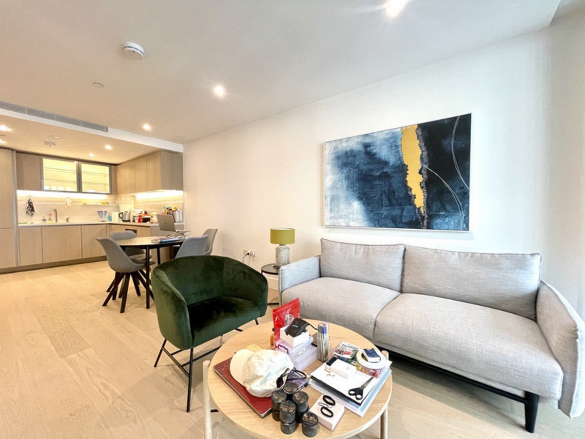 Flat Prince of Wales Drive in Greater London