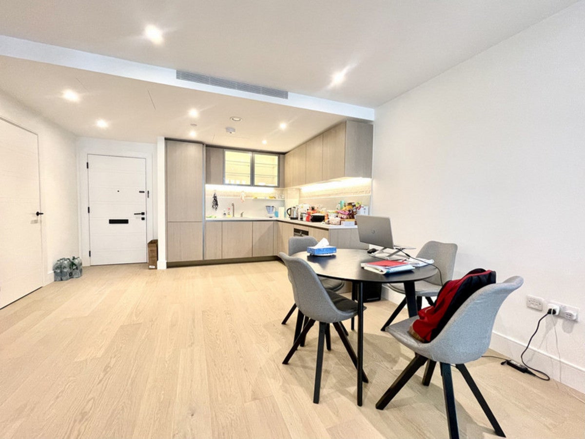 Flat Prince of Wales Drive in Greater London