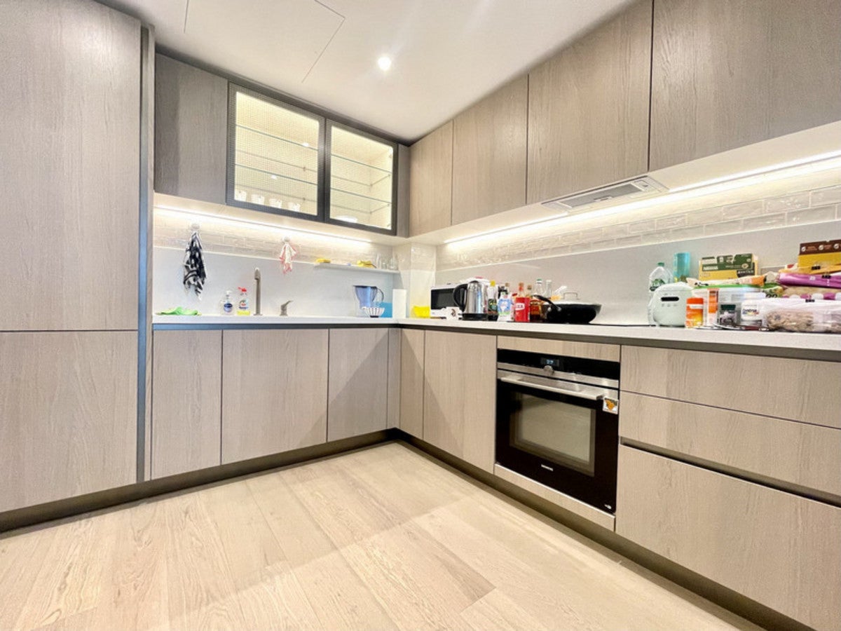 Flat Prince of Wales Drive in Greater London