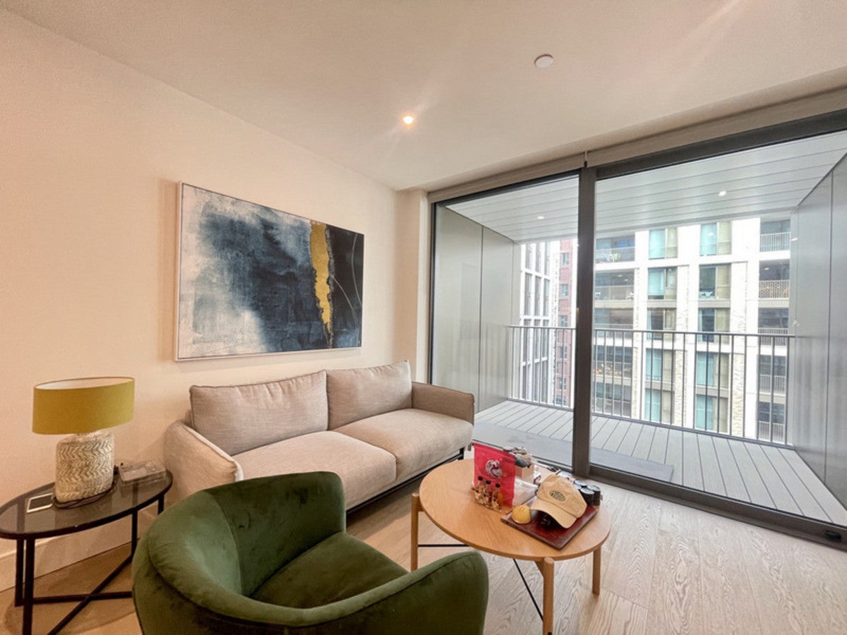 Flat Prince of Wales Drive in Greater London