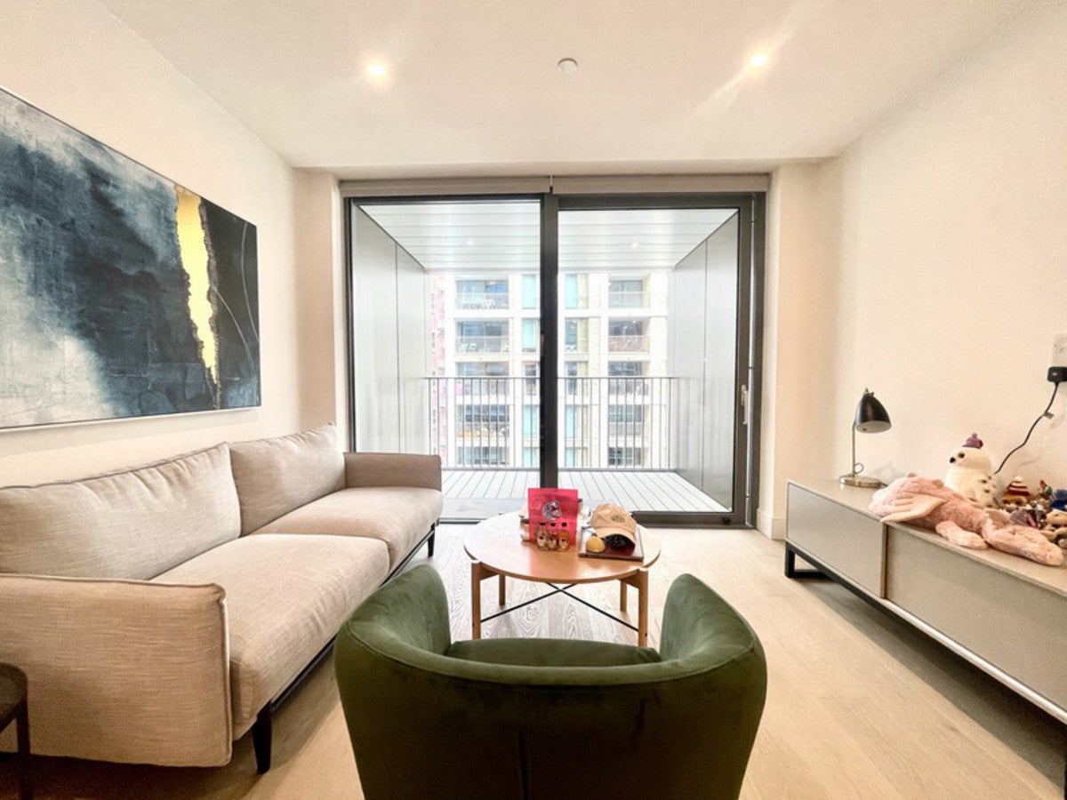 Flat Prince of Wales Drive in Greater London