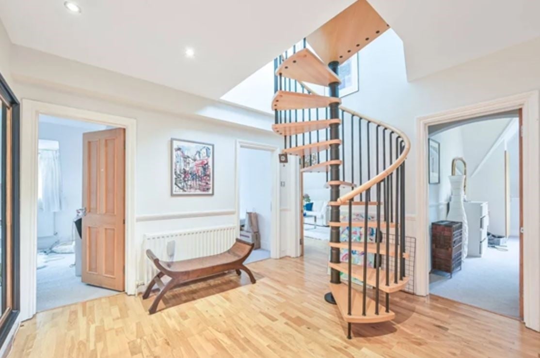 Flat Maresfield Gardens in Greater London