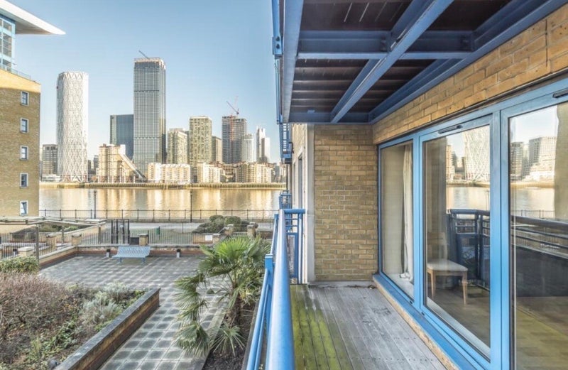 Room Rotherhithe Street in Greater London