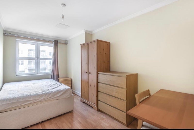Room Rotherhithe Street in Greater London
