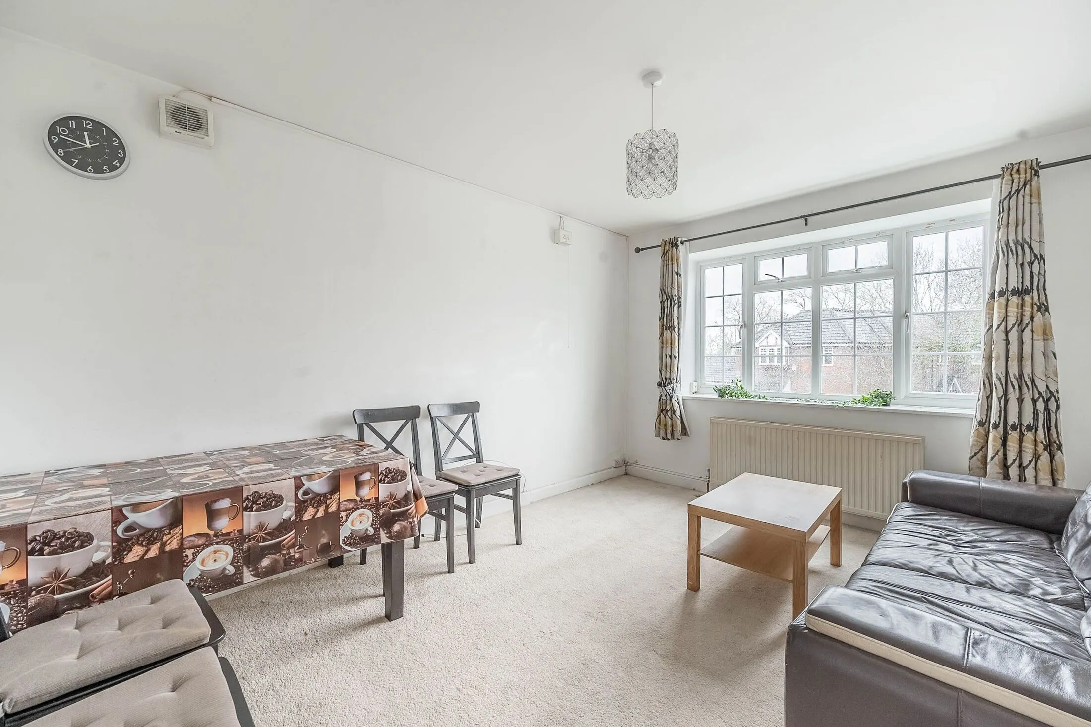 Flat Kenton Road in Greater London