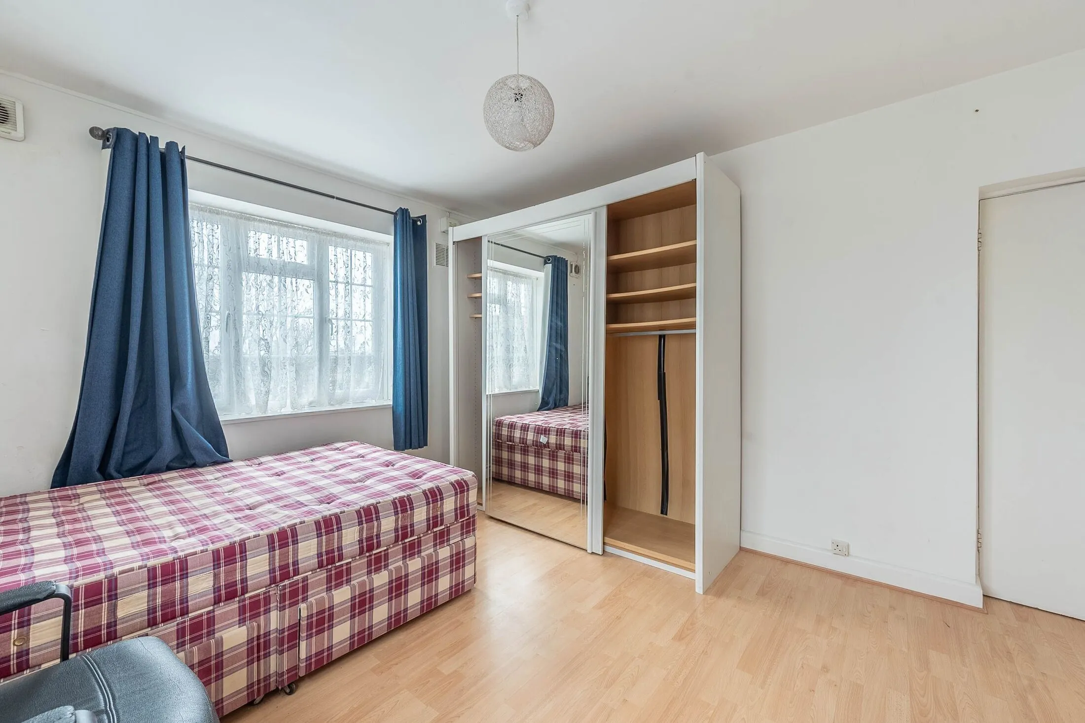 Flat Kenton Road in Greater London