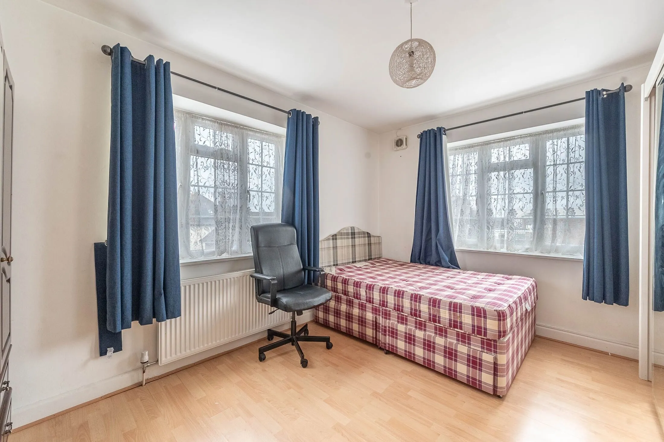 Flat Kenton Road in Greater London
