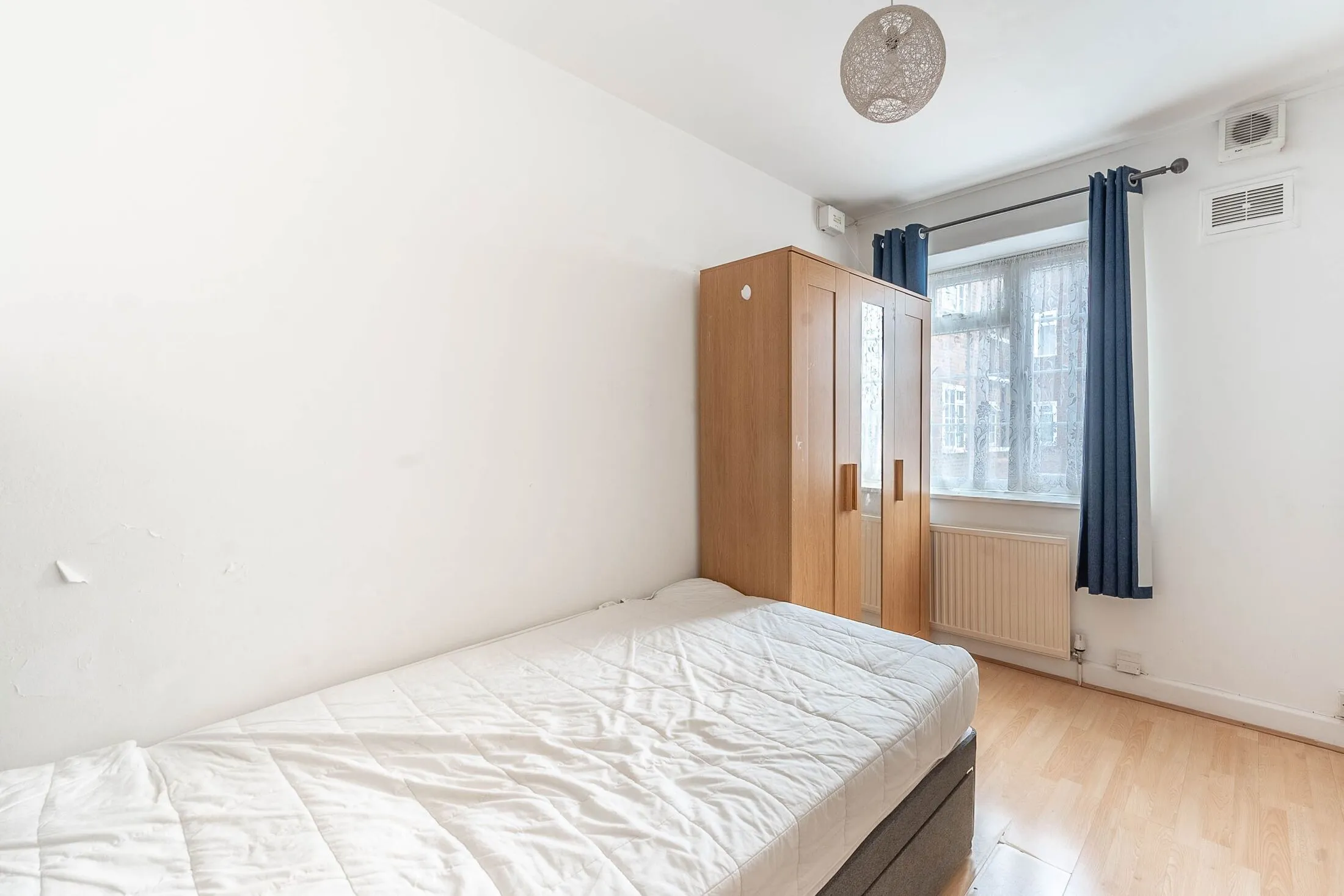 Flat Kenton Road in Greater London