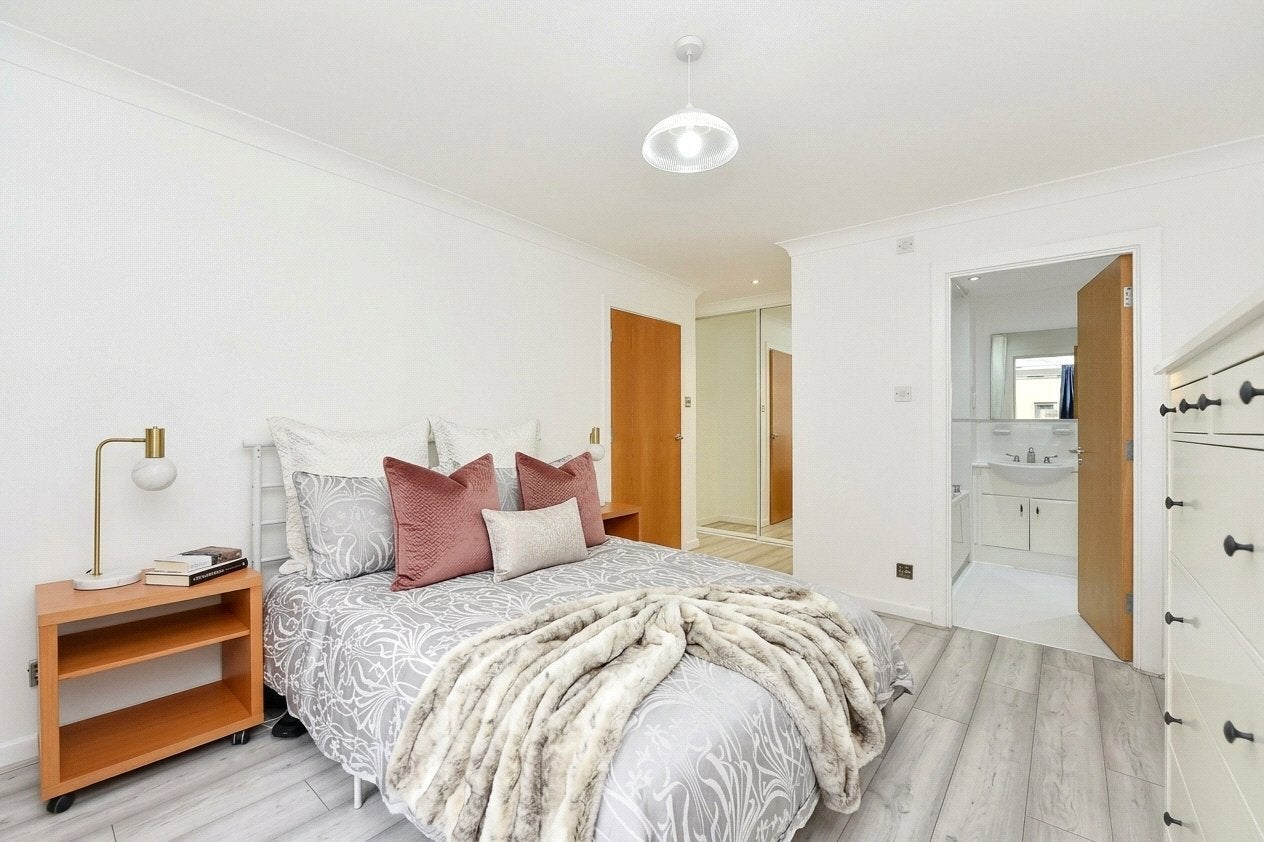 Flat Boardwalk Place in Greater London