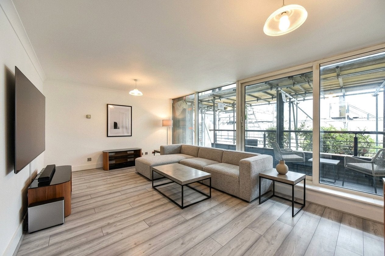 Flat Boardwalk Place in Greater London