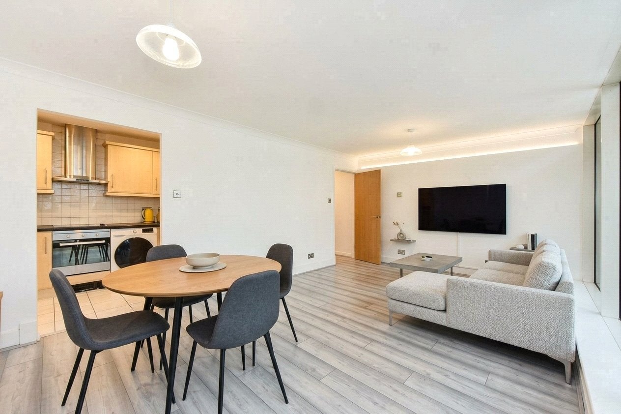 Flat Boardwalk Place in Greater London