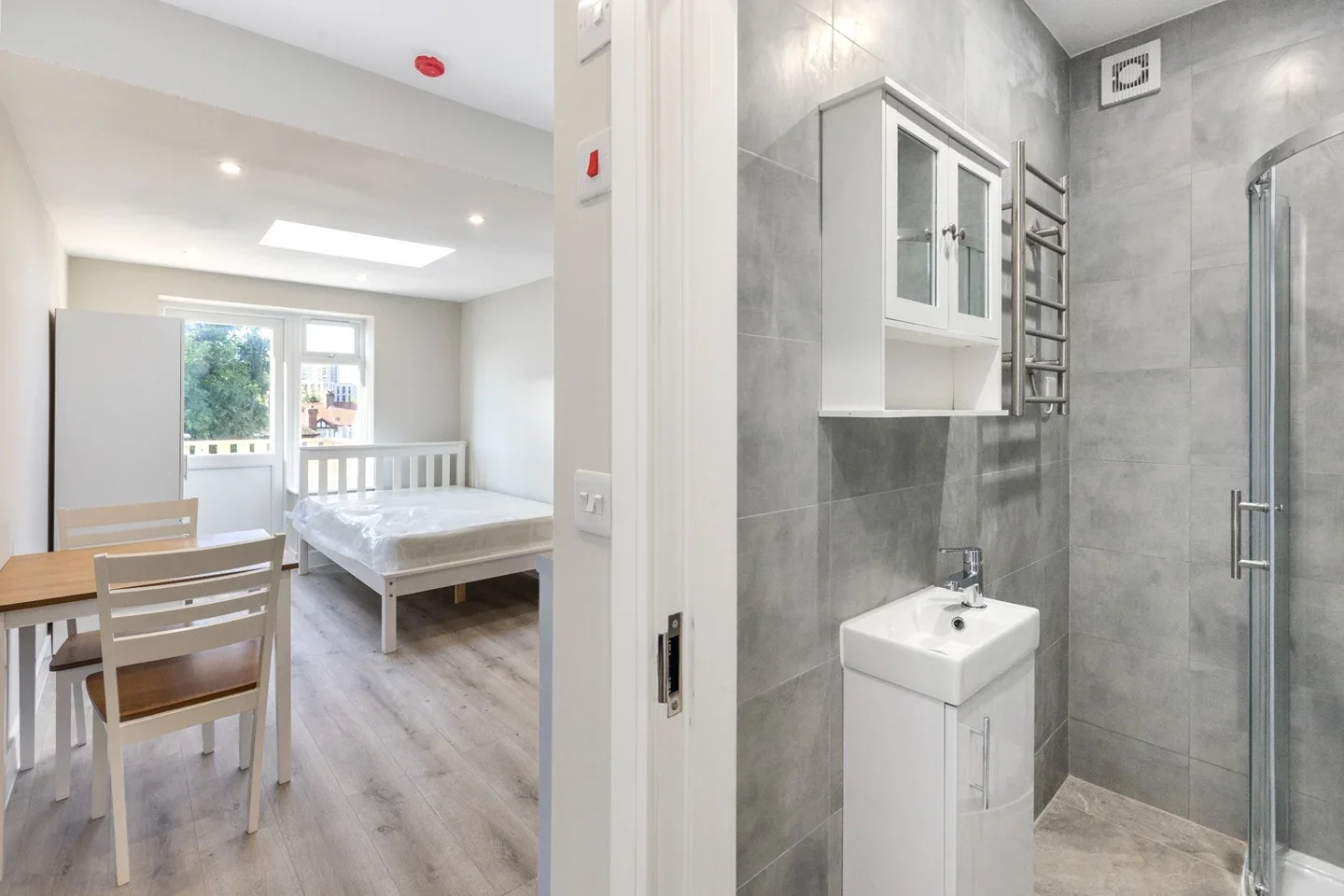 Flat Whitton Avenue West in Greater London