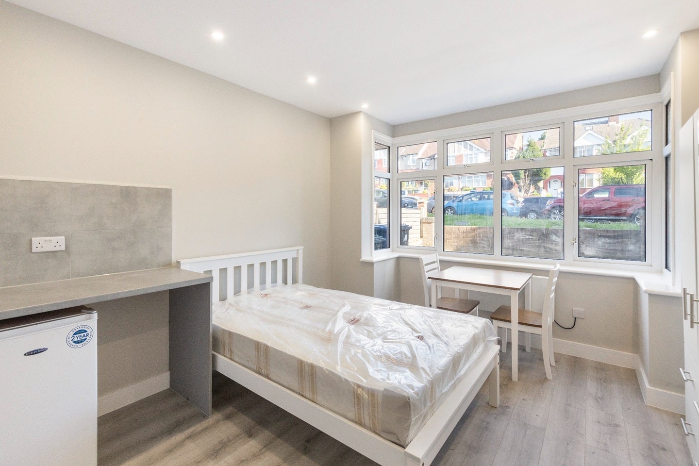 Flat Whitton Avenue West in Greater London