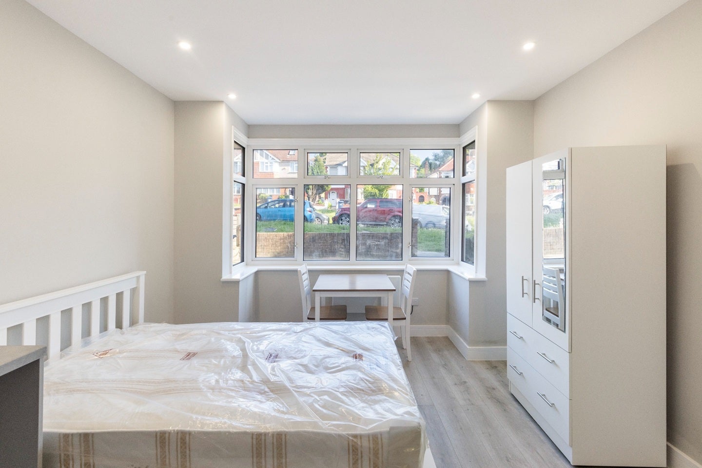 Flat Whitton Avenue West in Greater London