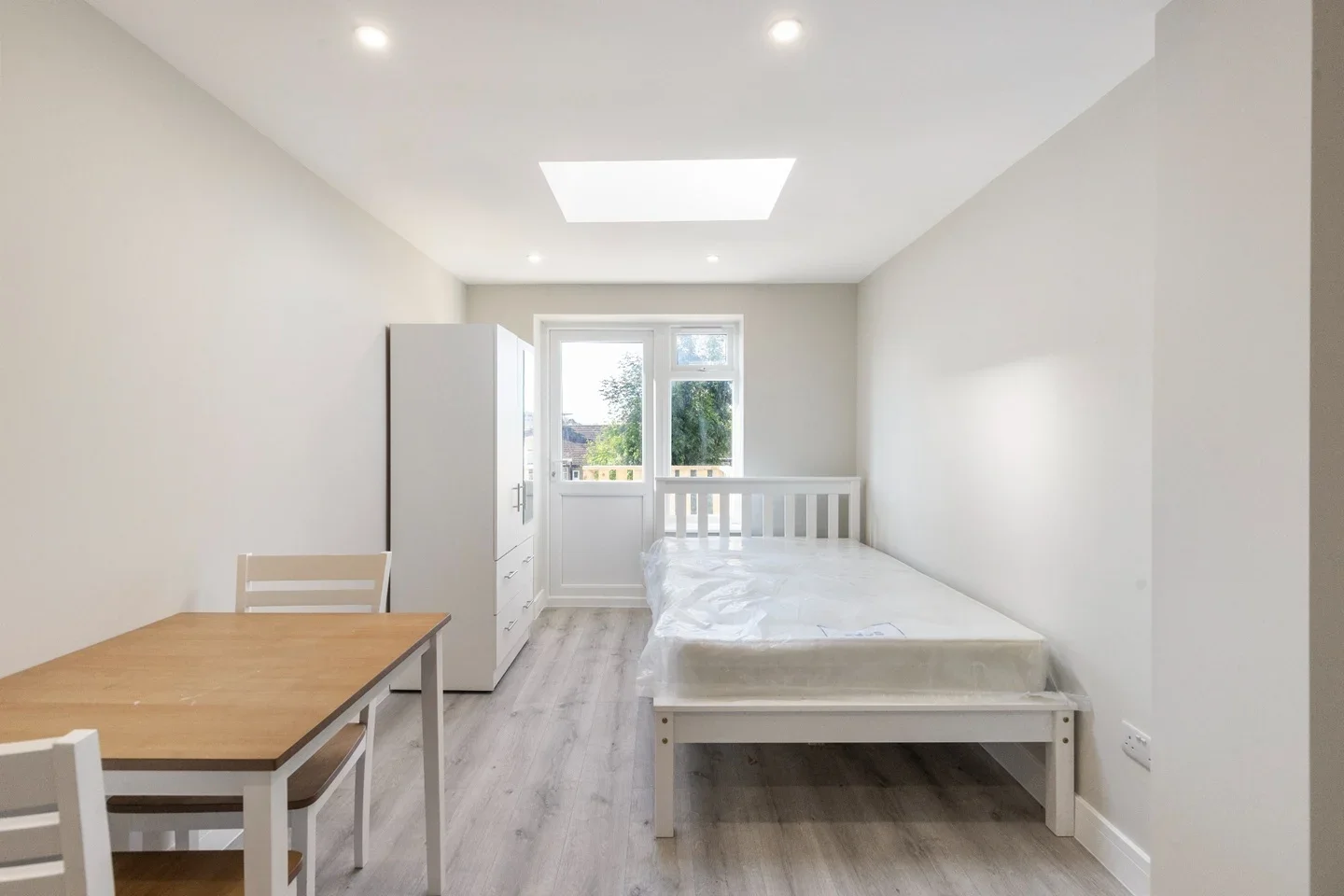 Flat Whitton Avenue West in Greater London