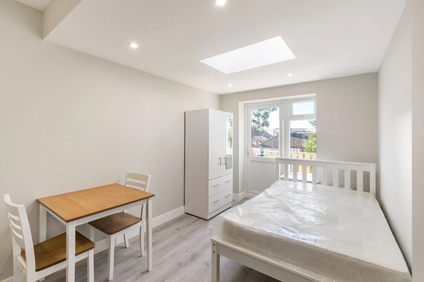 Flat Whitton Avenue West in Greater London