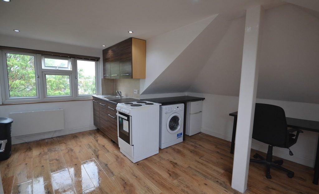 Flat Ashgrove Road in Greater London
