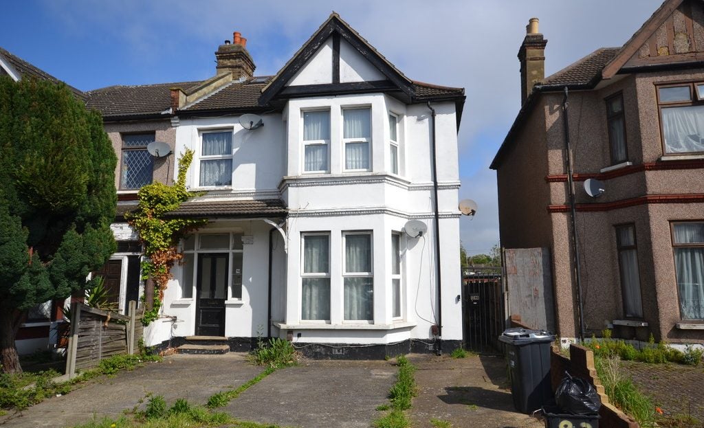 Flat Ashgrove Road in Greater London