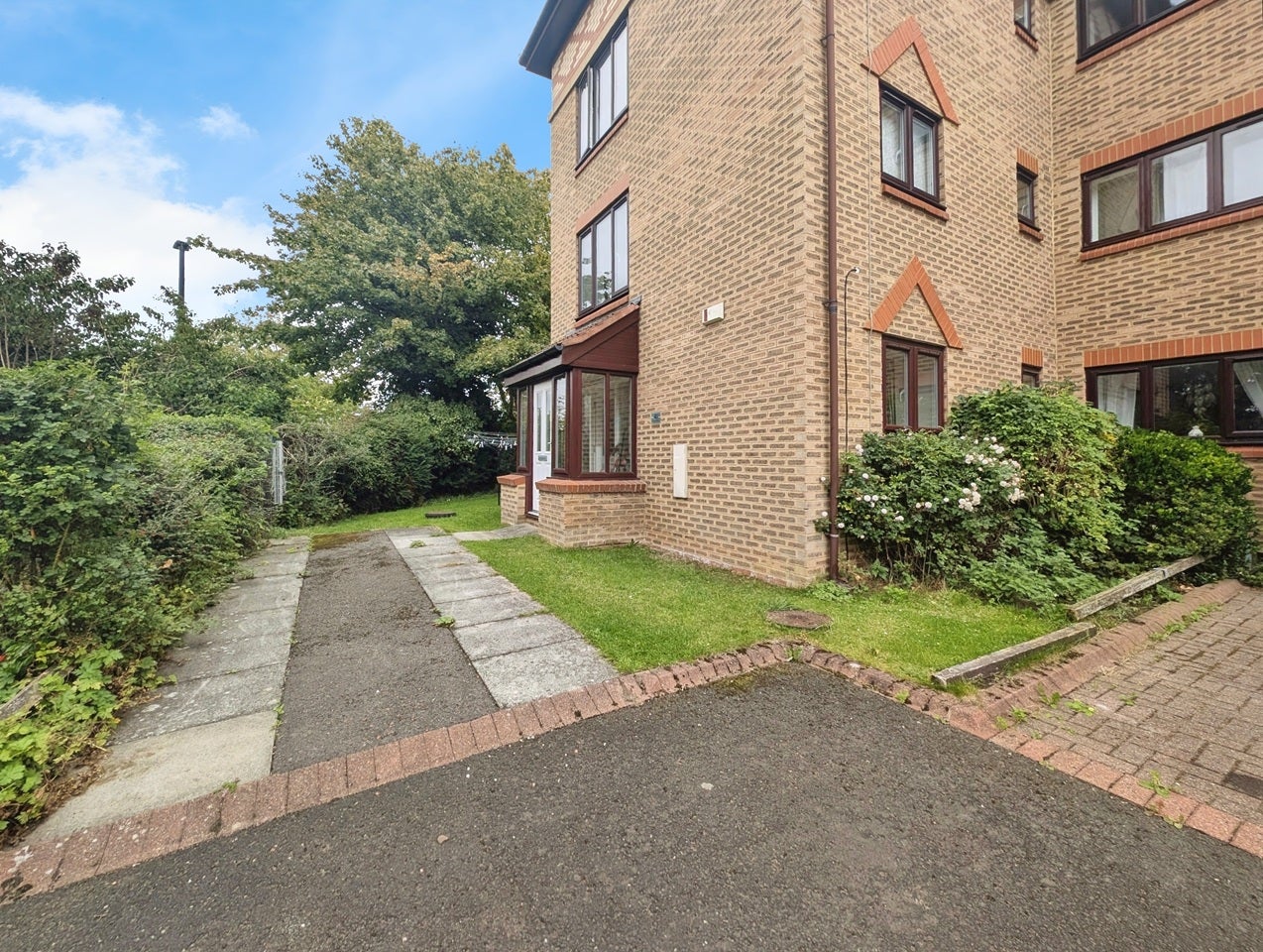 Flat Bellingham Court in Newcastle upon Tyne