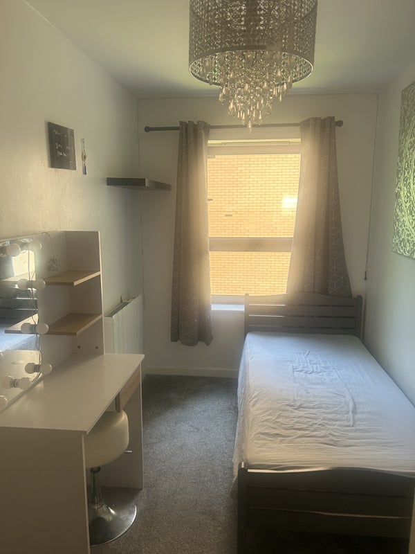 Room Queen Mary Avenue in Greater London