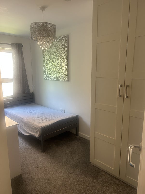 Room Queen Mary Avenue in Greater London