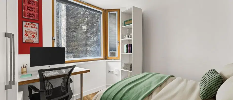 Room Commercial Road in Greater London