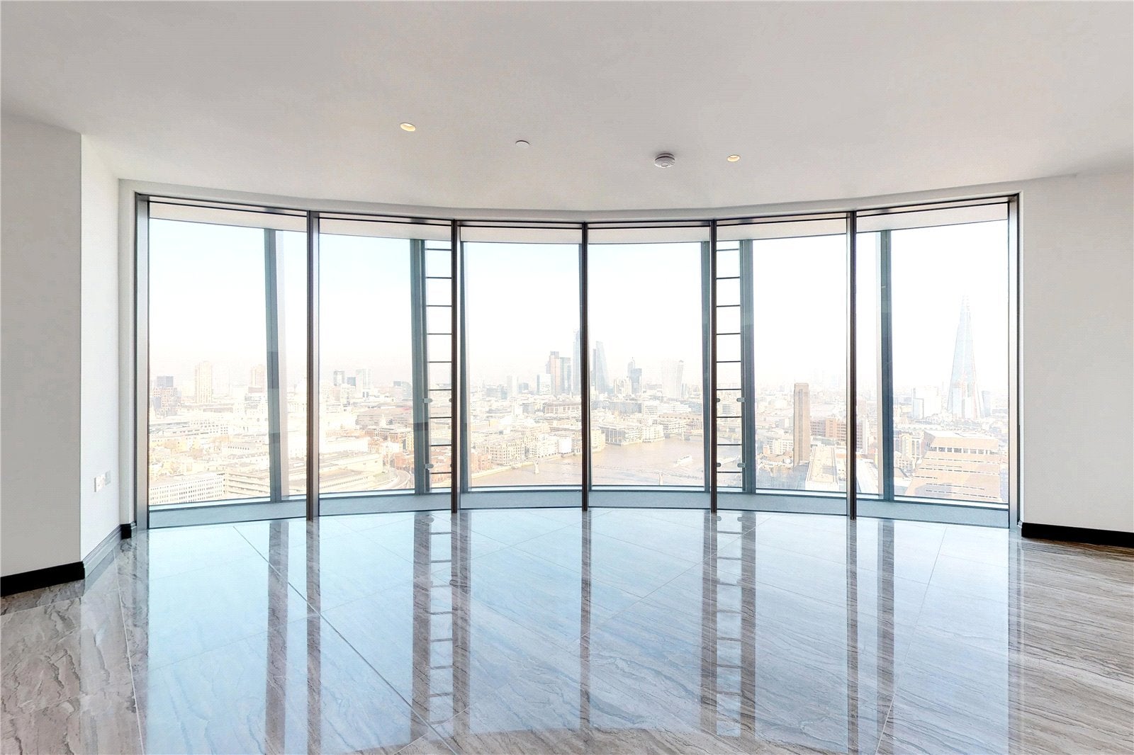 Flat Blackfriars Road in Greater London