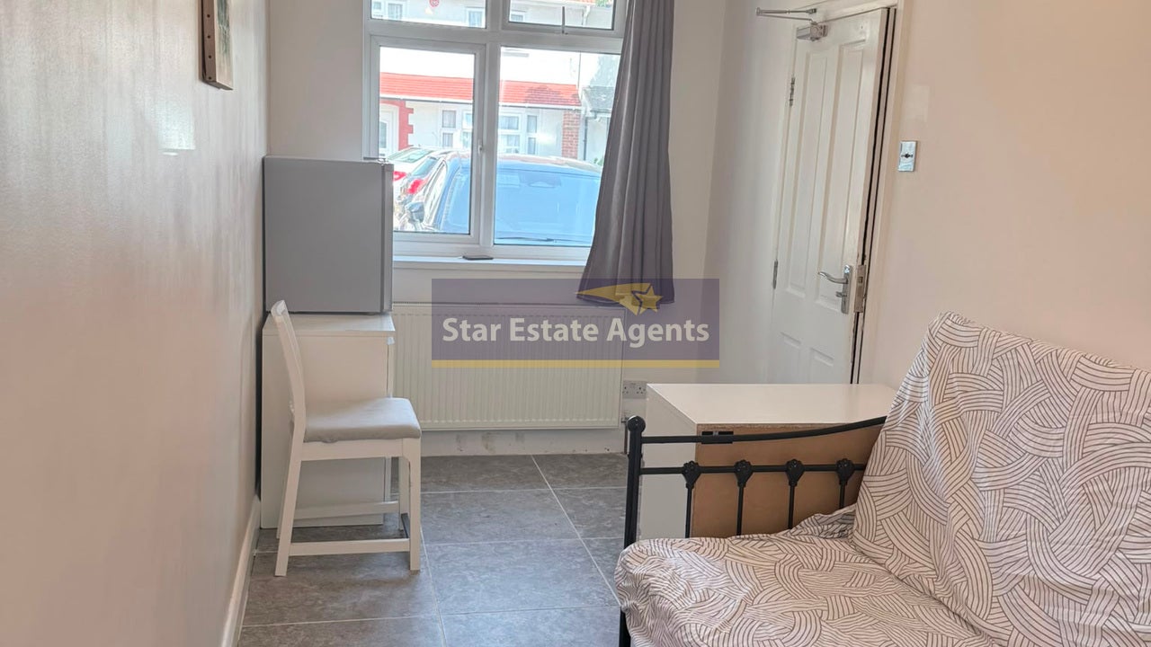 Flat Locarno Road in Greater London