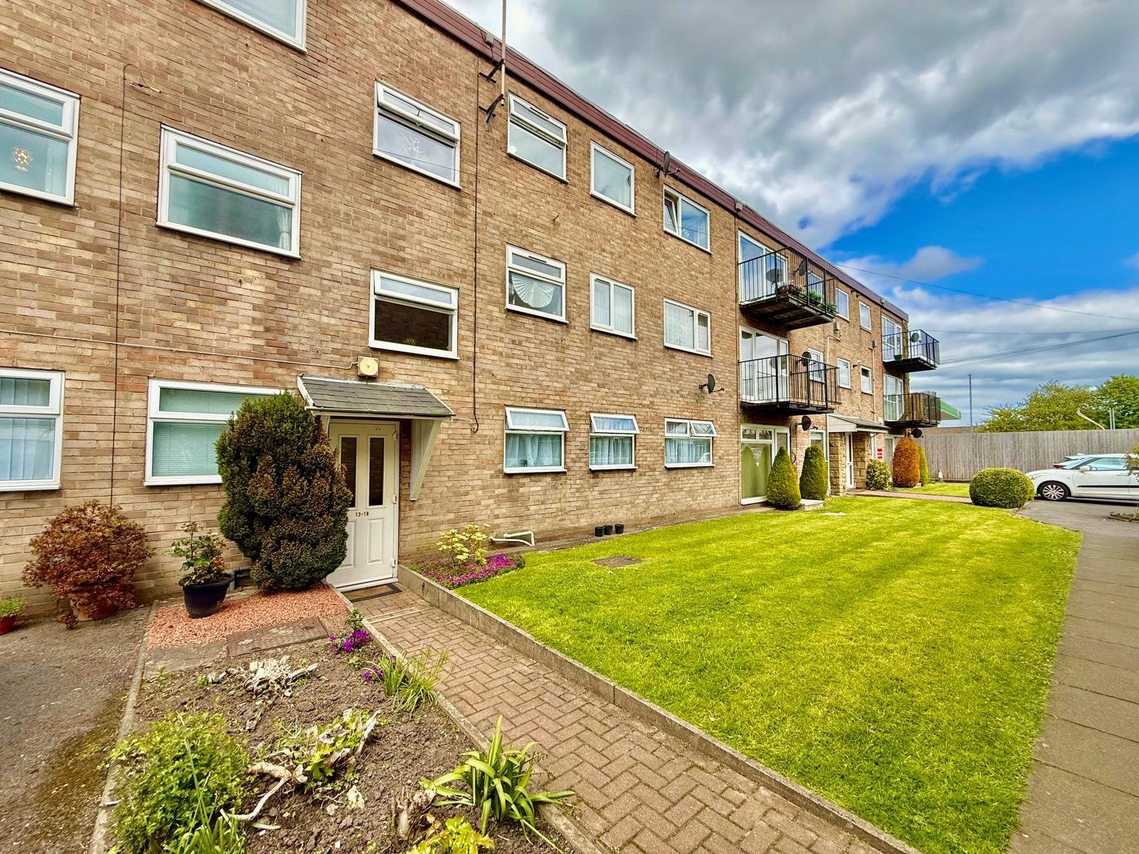 Flat Holt Lane Court in Leeds