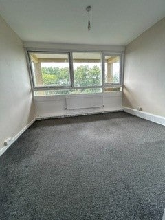 Flat Highcliffe Drive in Greater London