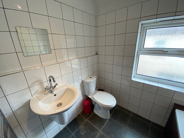 Room Hallewell Road in Birmingham