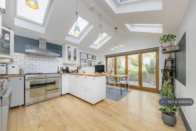 Flat Gleneldon Road in Greater London