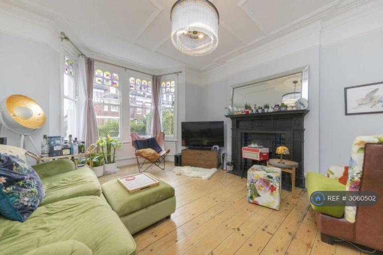 Flat Gleneldon Road in Greater London