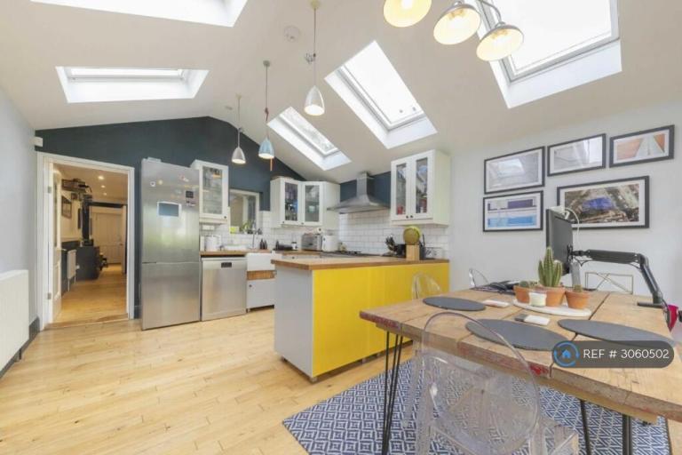 Flat Gleneldon Road in Greater London
