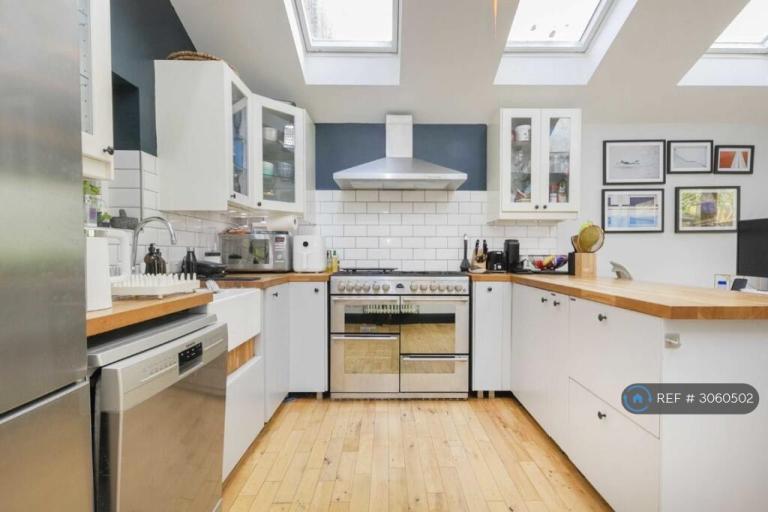 Flat Gleneldon Road in Greater London