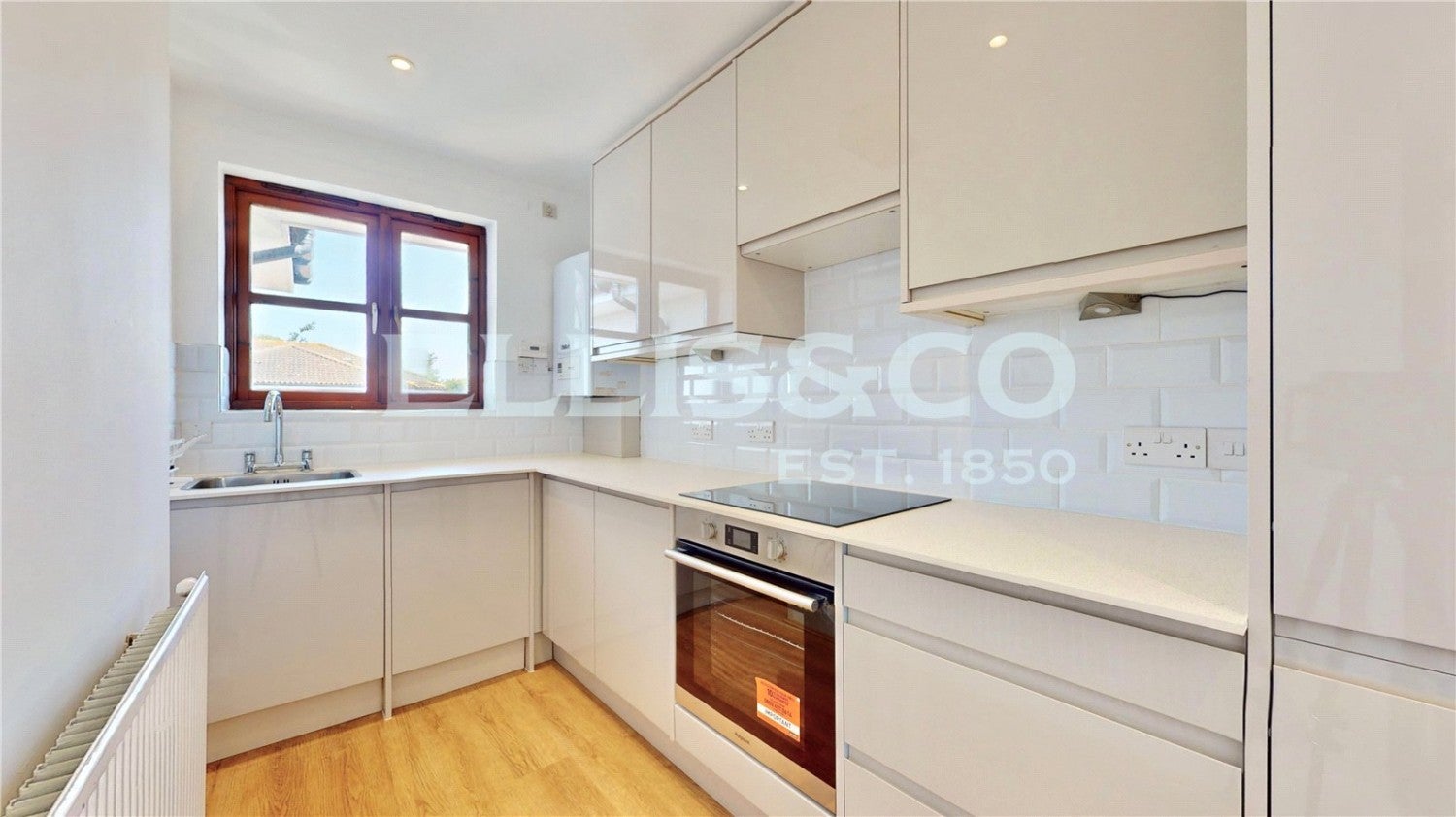 Flat Rawlings Crescent in Greater London