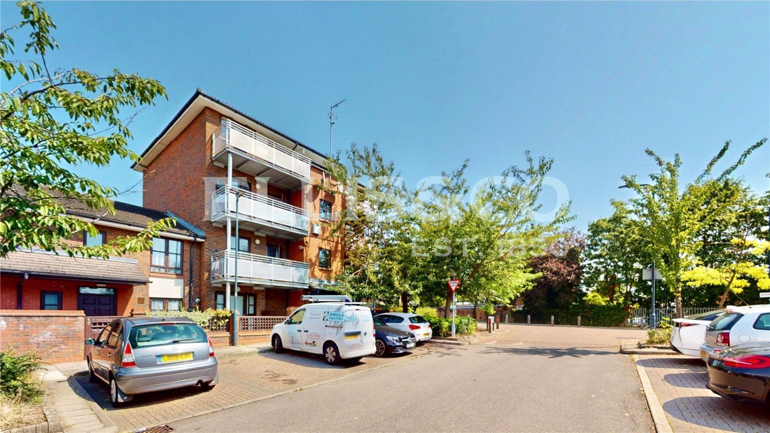 Flat Rawlings Crescent in Greater London