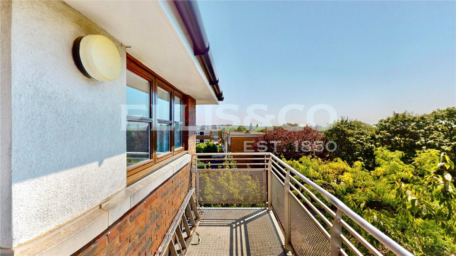 Flat Rawlings Crescent in Greater London