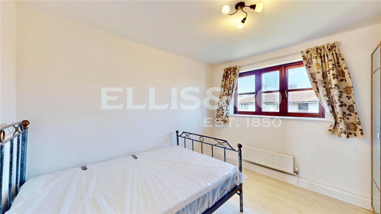 Flat Rawlings Crescent in Greater London