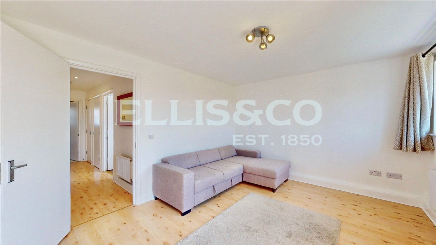 Flat Rawlings Crescent in Greater London