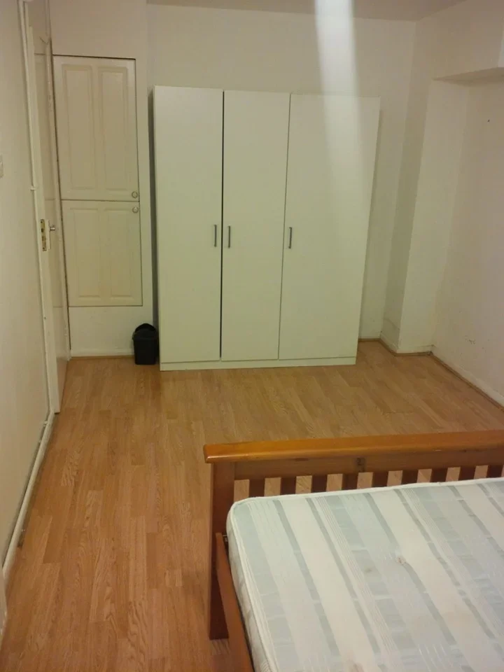 Room Barnhill Road in Greater London