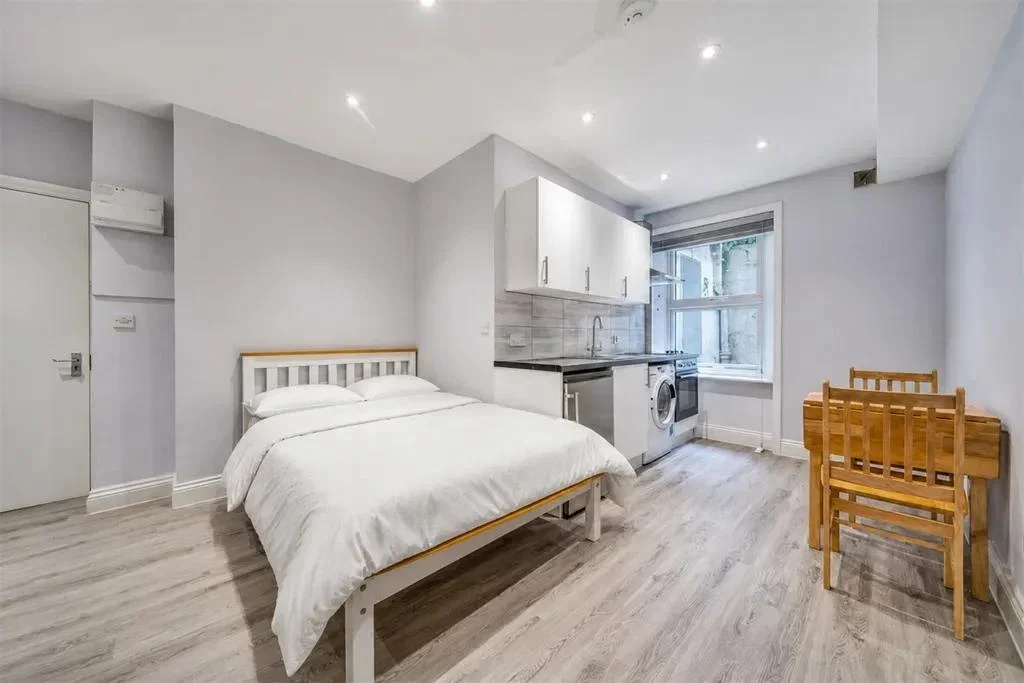 Flat Warwick Road in Greater London